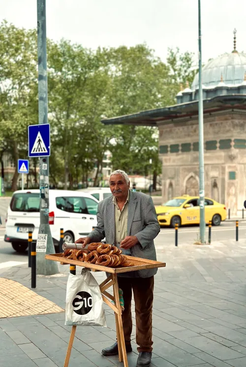 Traditional Turkish „Simit“ Seller #1