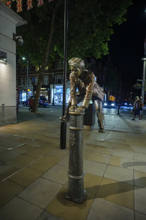 Night photograph of "My Children Sculpture" by Allister Bowtell in King's Rd #17